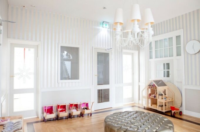 A lightening fast declutter, tips on how to declutter and organise your home fast when you have no time. We've put together a decluttering checklist that will work for busy mums who want their home clutter free #declutter #decluttering #declutteringtips #declutteryourlife #organize #organizedhome #organise #newyear #newyeargoals