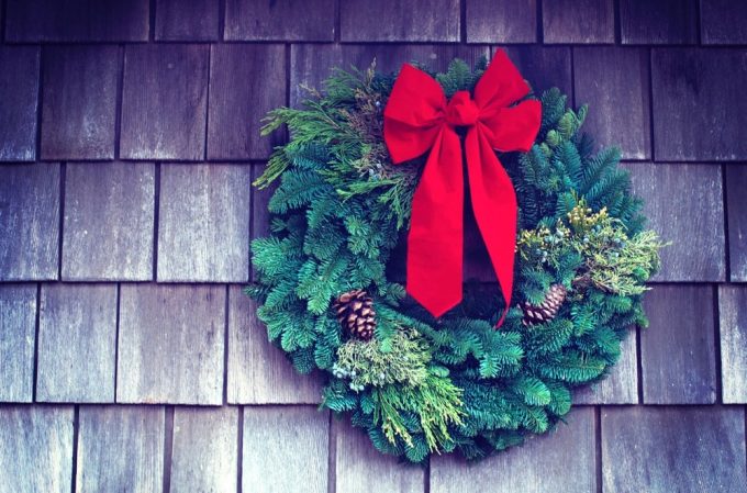 Christmas wreaths are the loveliest way to welcome Christmas into your home for the holiday season. But DIY Christmas wreath making? What if you have no time and you're just not very good at craft? Fear not. It can be easy. We've put together a how to make curation of 5 DIY Christmas wreath making video tutorials. Each tutorial features an easy to make Christmas wreath. There's a burlap wreath, a glittery pine cone wreath, a natural wreath, a Christmas bauble wreath and my favourite, a wreath made from coloured craft paper! Plan your Christmas wreath making now, with this inspirational list #ChristmasWreath