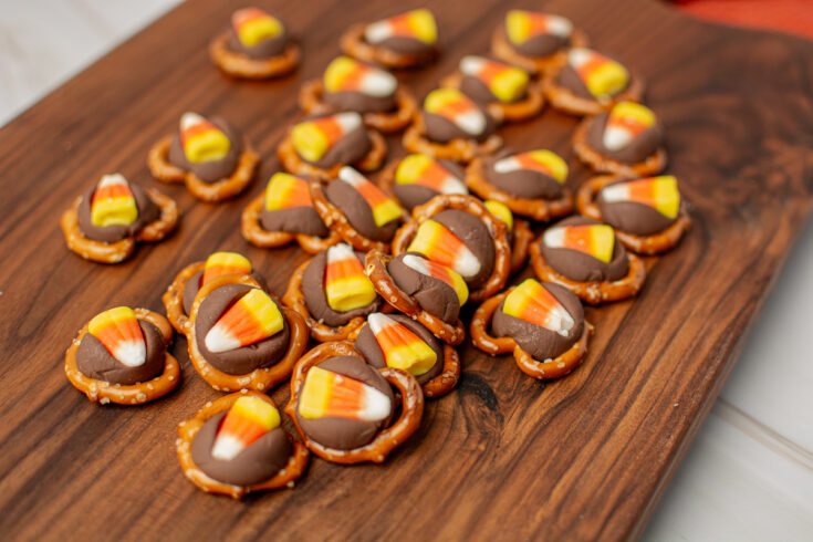 Image for Candy Corn Pretzel Hugs